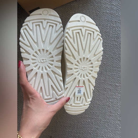 Brand New UGG GoldenGlow Slide Sandals – Women’s Size 8 - Picture 7 of 13